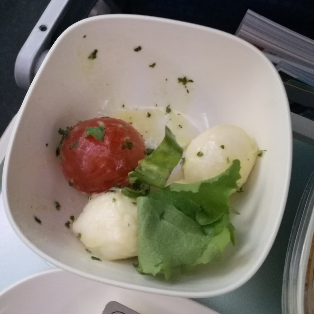 大韓航空パリ行きでの機内食（モッツアレラチーズのサラダ）