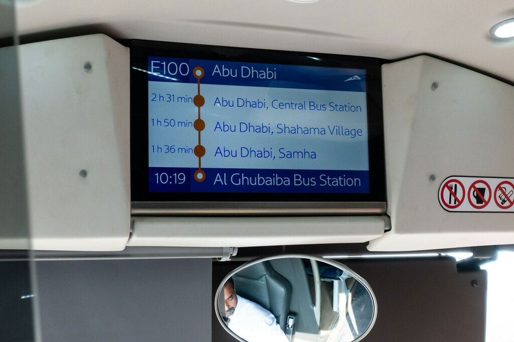 アブダビ行きのバスの行き先表示
