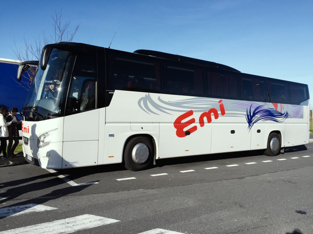 モンサンミッシェル行きのエミトラベルの観光バス