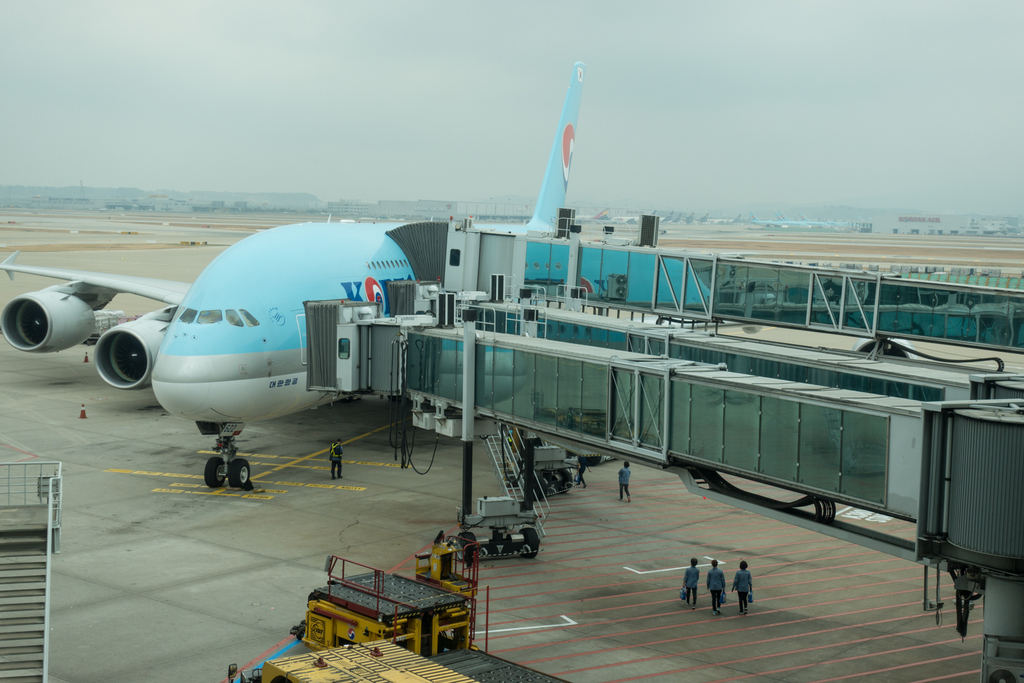 仁川国際空港の大韓航空A380のボーディングブリッジ