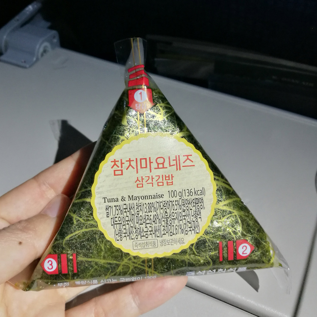 大韓航空機内で配られた軽食のおにぎり