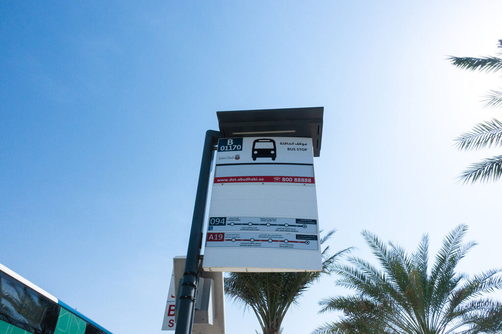 ルーブルアブダビのバス停のサイン