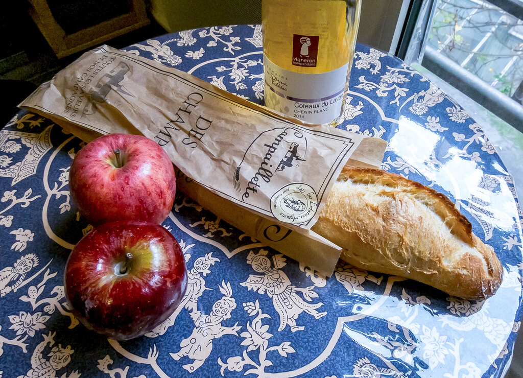 パリのアパートメント周辺で買ったバゲット、りんご、ワイン